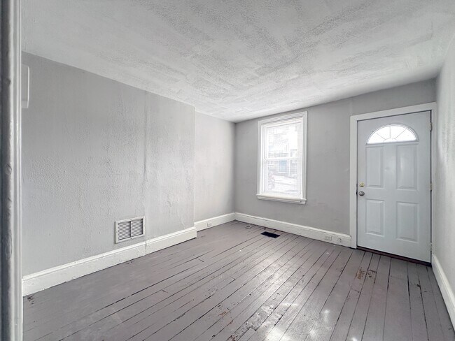 Building Photo - 102 Davis St