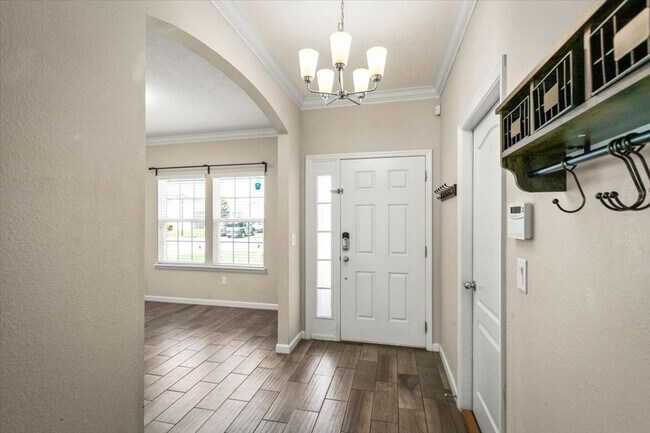 Building Photo - Beautiful 3/2 with Fully Fenced Backyard a...