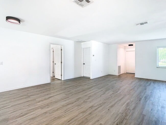 Building Photo - Stunning Rental Pool House in South St. Pe...