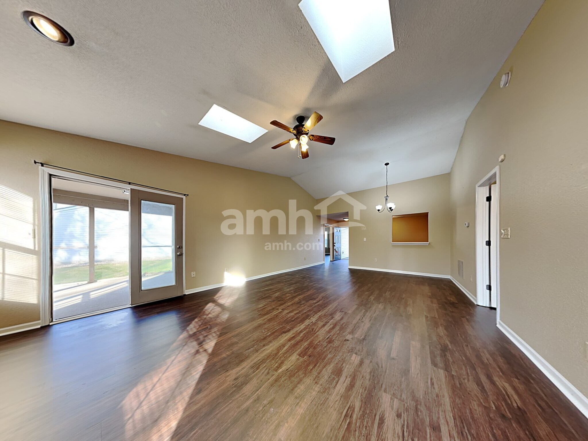 Building Photo - 220 Longview Bend