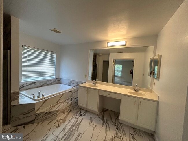 Building Photo - 46728 Hollow Mountain Pl