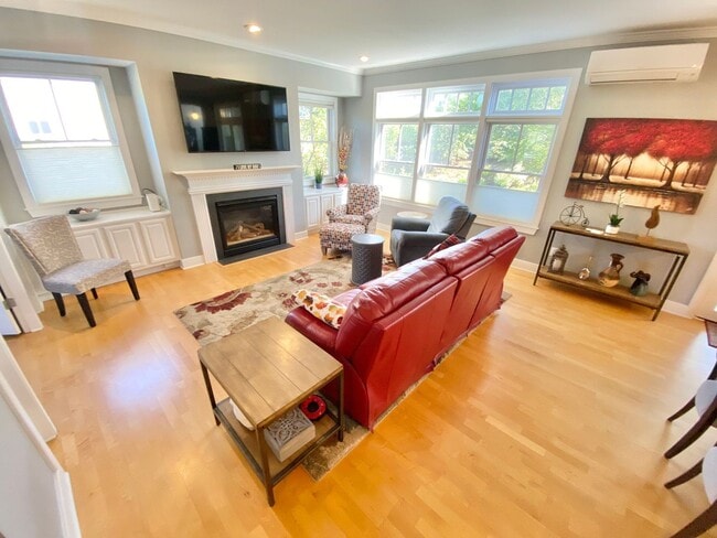 Building Photo - 120 Fairway Dr