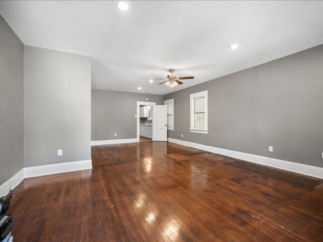 Building Photo - Recently Renovated Fort Worth Charmer