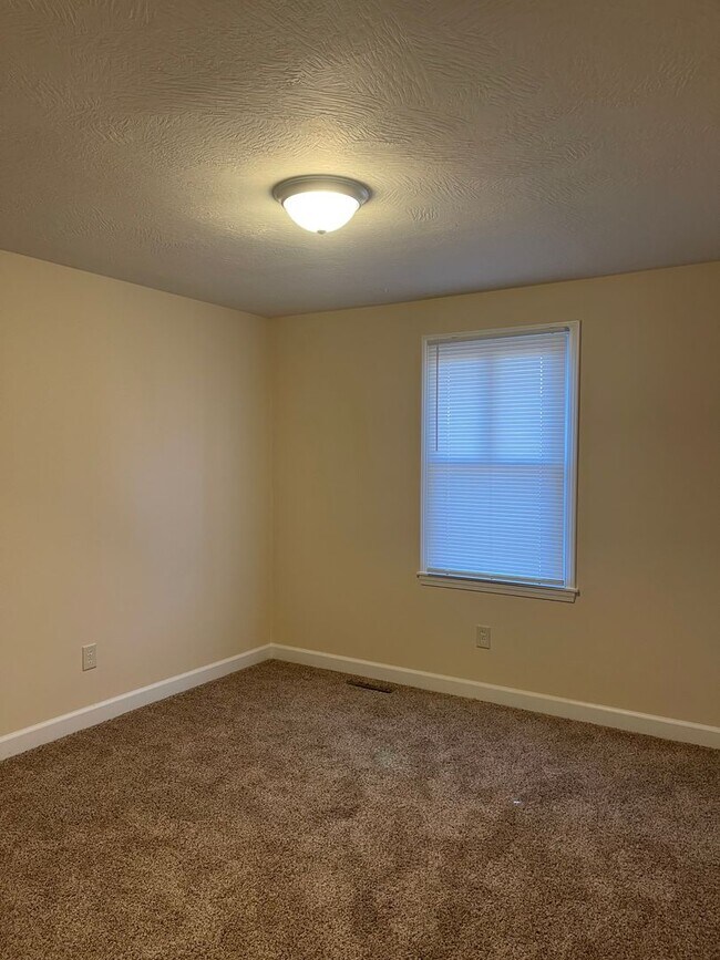 Building Photo - PRE-LEASING! 3 Bedroom in the heart of Springfield