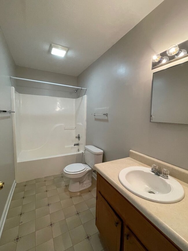 Building Photo - Fresh Two Bedroom Townhouse