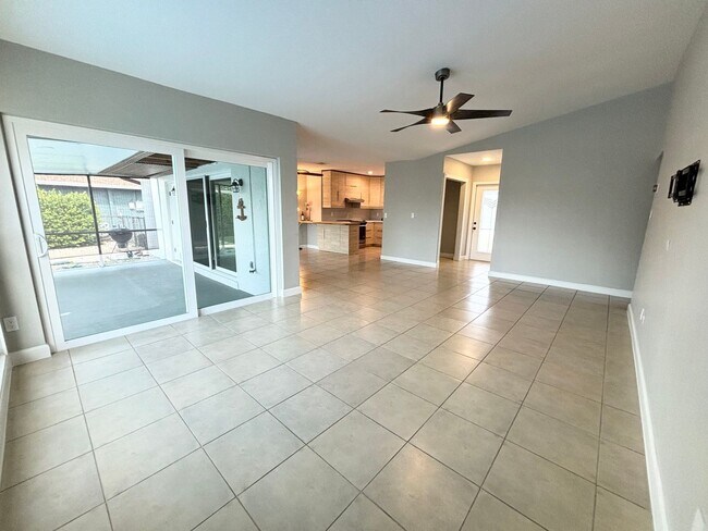 Building Photo - Newly Remodeled 3/2 with Pool