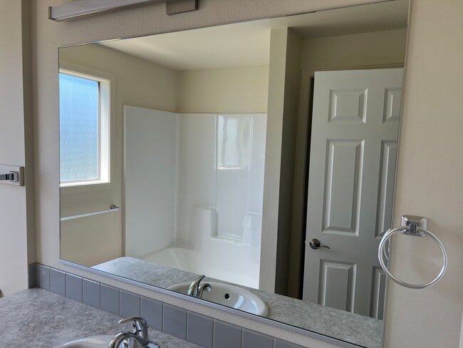 Building Photo - Quiet 2 bedroom apartment