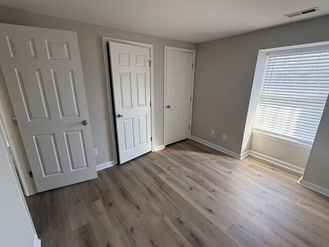 Building Photo - 3 BEDROOM CONDO. Walking Distance to University of NC-Charlotte
