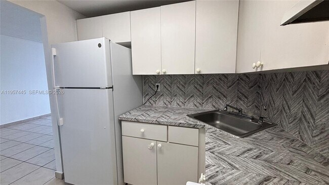 Building Photo - 666 W 81st St