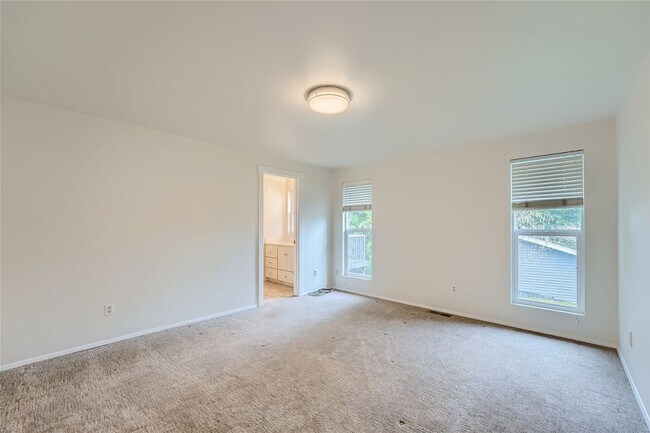 Building Photo - Amazing 4Bed/2.5Bath Home with Fully Fenced Backyard in Bellevue!