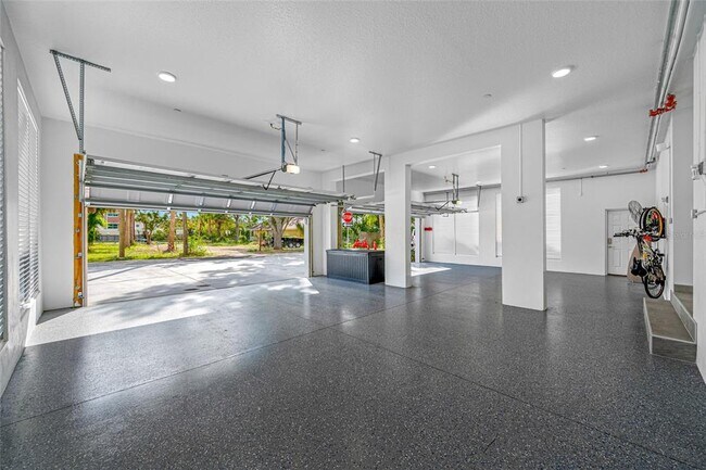 Building Photo - 527 N Garden Ave