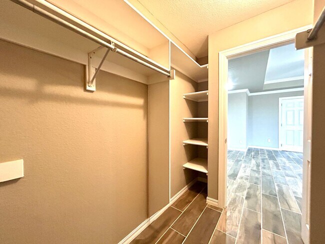 Building Photo - Spacious 3 bed 2 bath Single Family with a Large Fenced Backyard!