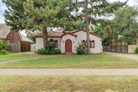 Building Photo - Charming Tuscany Villa block away from TTU