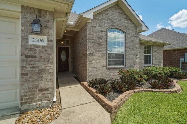 Building Photo - 2506 Barton Springs St