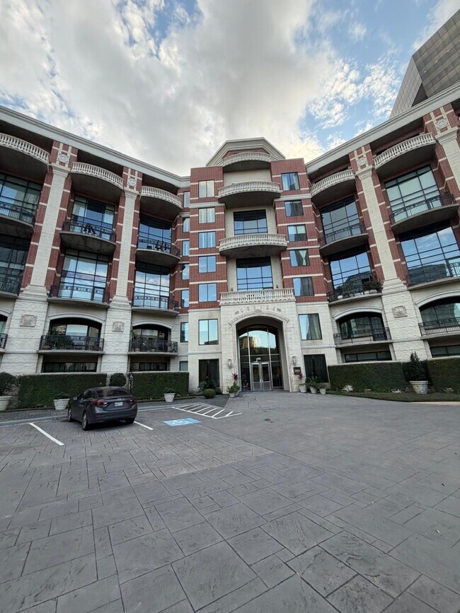 Building Photo - 5005 Hidalgo St