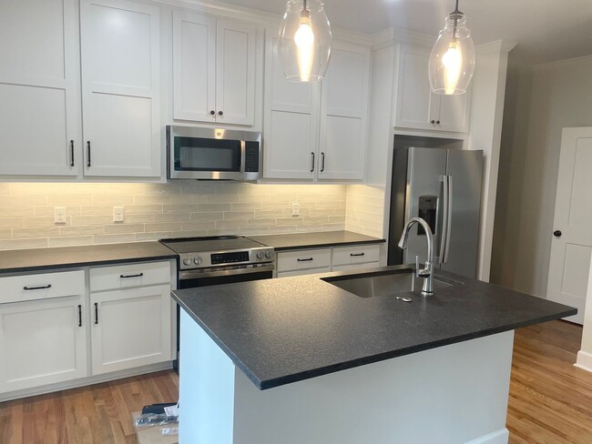 Building Photo - 2 bedroom 2 bath Renovated in Heathwood