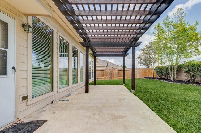 Building Photo - 25839 Riverside Creek Dr