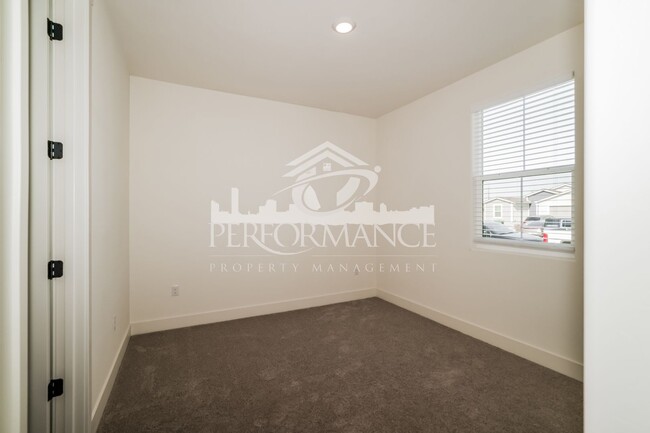Building Photo - Stunning 4 Bed/3 Bath SW Bakersfield Home ...