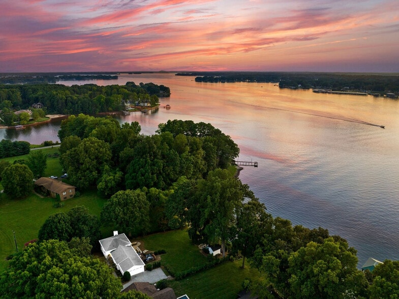 Building Photo - 138 Lakefront Dr