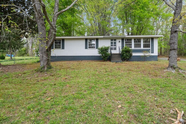 Building Photo - Updated 3-Bedroom Home on Quiet Street in Charlotte Court House!