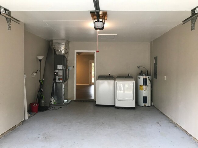 Building Photo - 3 bedroom 2 Bathroom Home in a Cul-de-sac