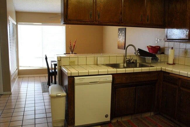 Building Photo - Cute Condo North Bakersfield