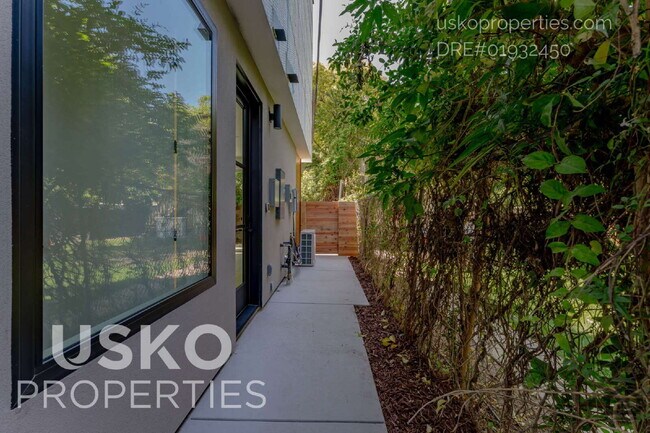 Building Photo - "Charming 1-Bedroom Unit in Sacramento's H...