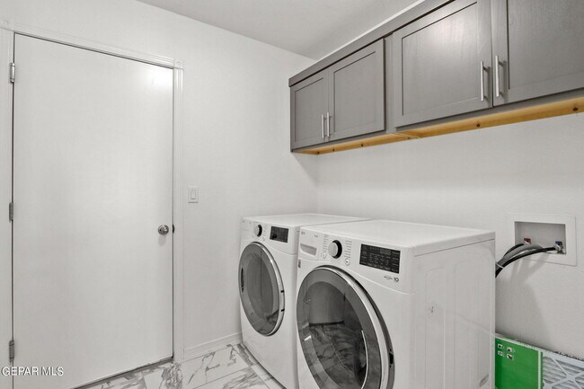 Building Photo - 2833 Maria Casas St