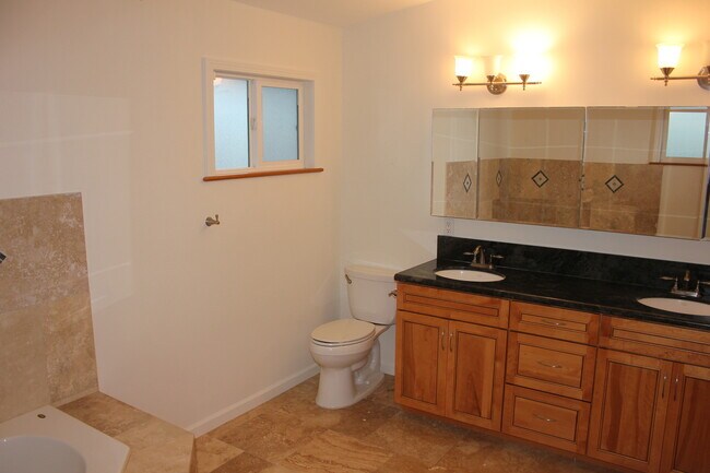 Building Photo - Part of a 2-unit CPR. 4 bedroom 3.5 bath with attached garage. Approx 1961 sf