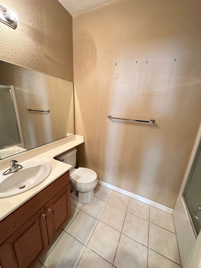 Building Photo - 2 Bed 2 Bath Townhouse W/ Attached Garage ...