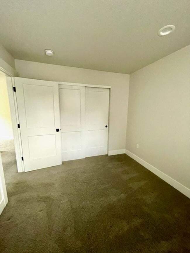Building Photo - 1718 NE Lotus Dr