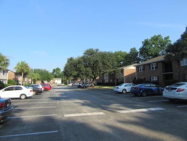 Building Photo - 415 Parkdale Dr