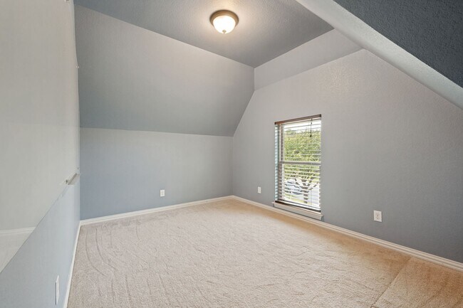 Building Photo - 4046 E Hill Dr