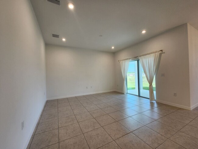 Building Photo - 33286 Country House Dr