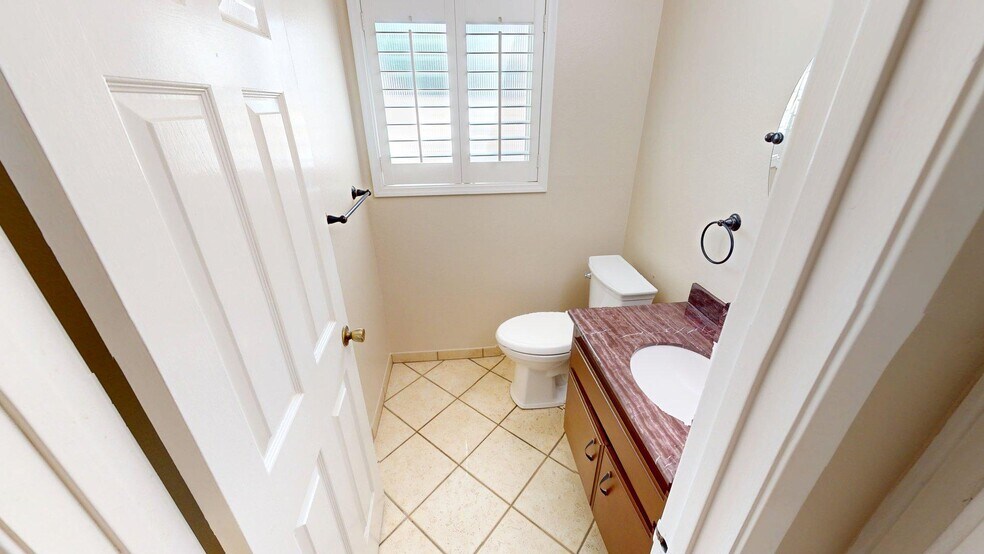 Building Photo - 2431 Deerfield Ct