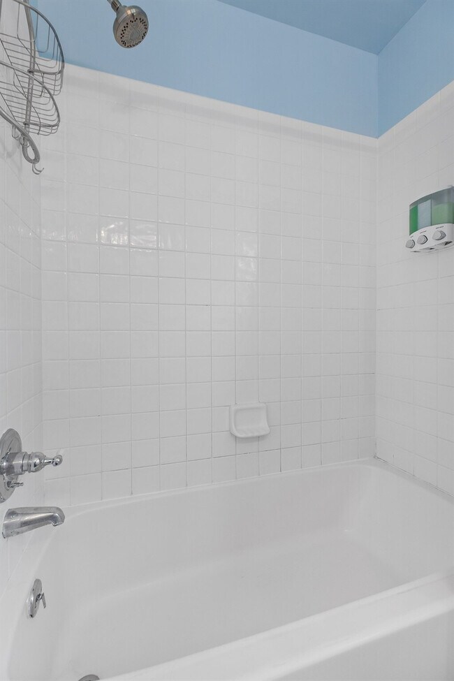 Building Photo - 10 James Dr