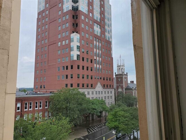 Building Photo - 819 Elm St