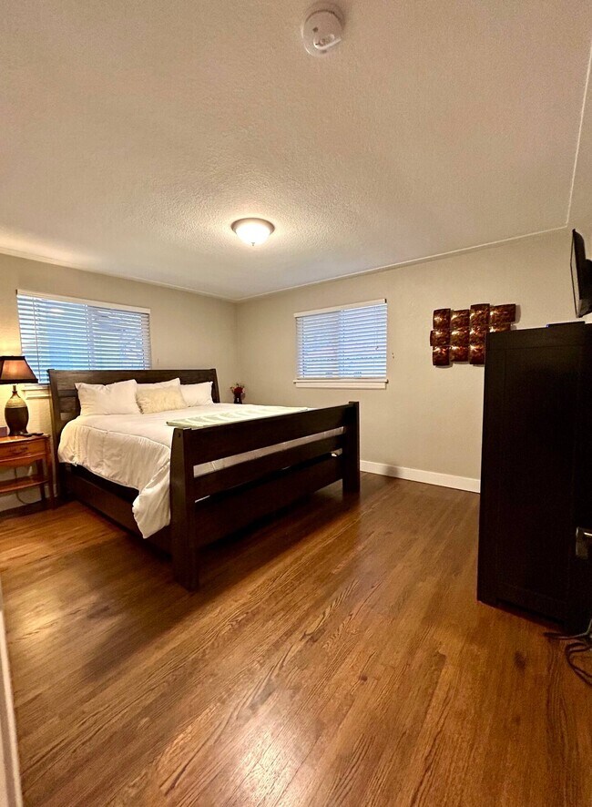 king size and tv - 2925 Newton St