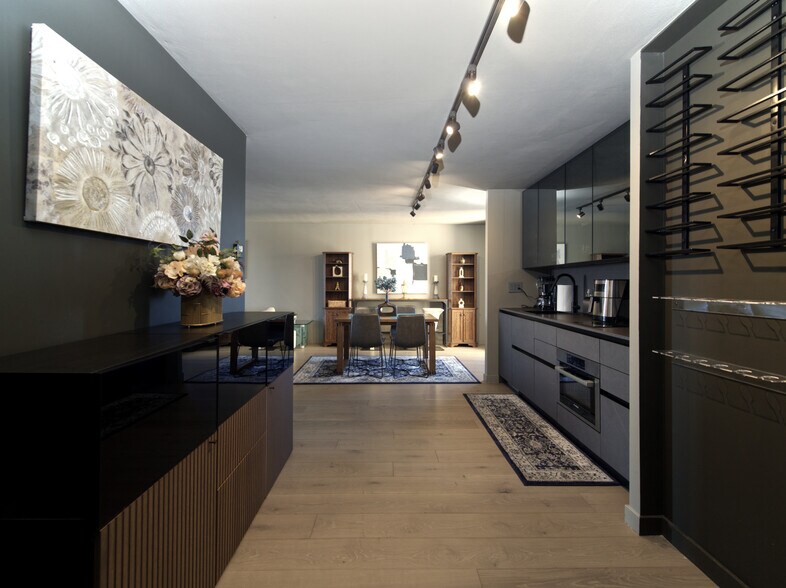 Building Photo - 1 Gold St