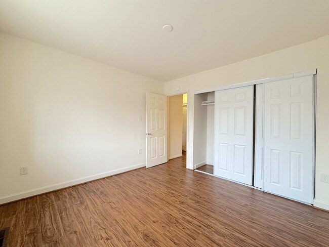 Building Photo - Welcome to this charming 2-bedroom, 2-bathroom townhouse nestled in the heart of Annandale.