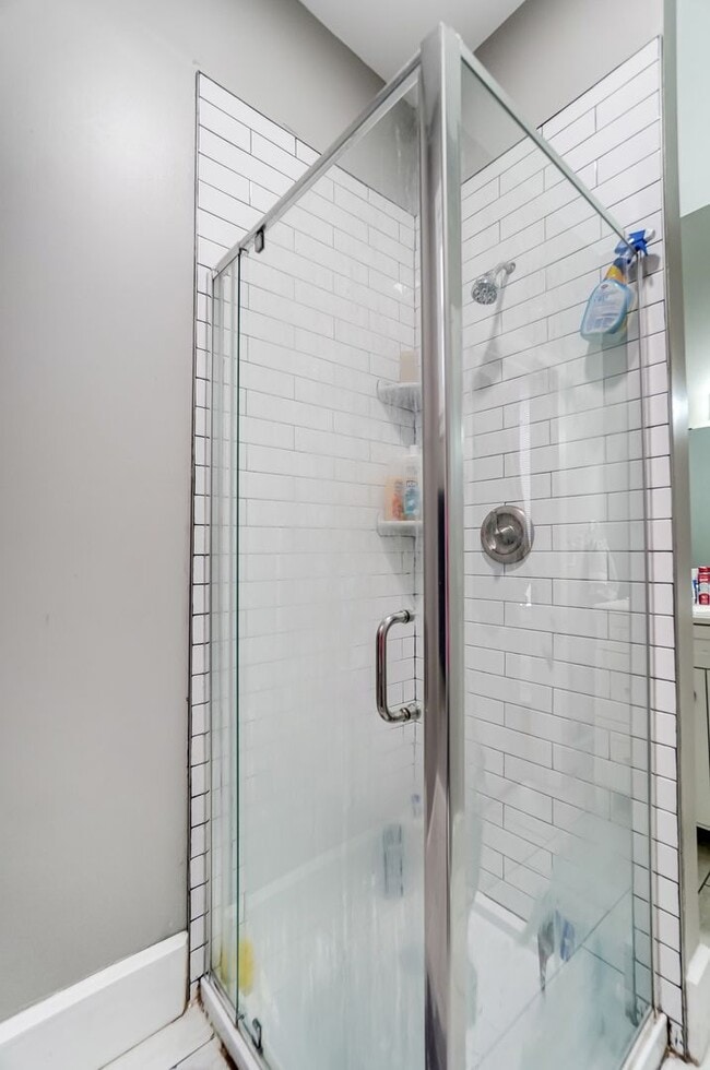 Building Photo - Clifton House For 2026-2027 With Parking Lot!