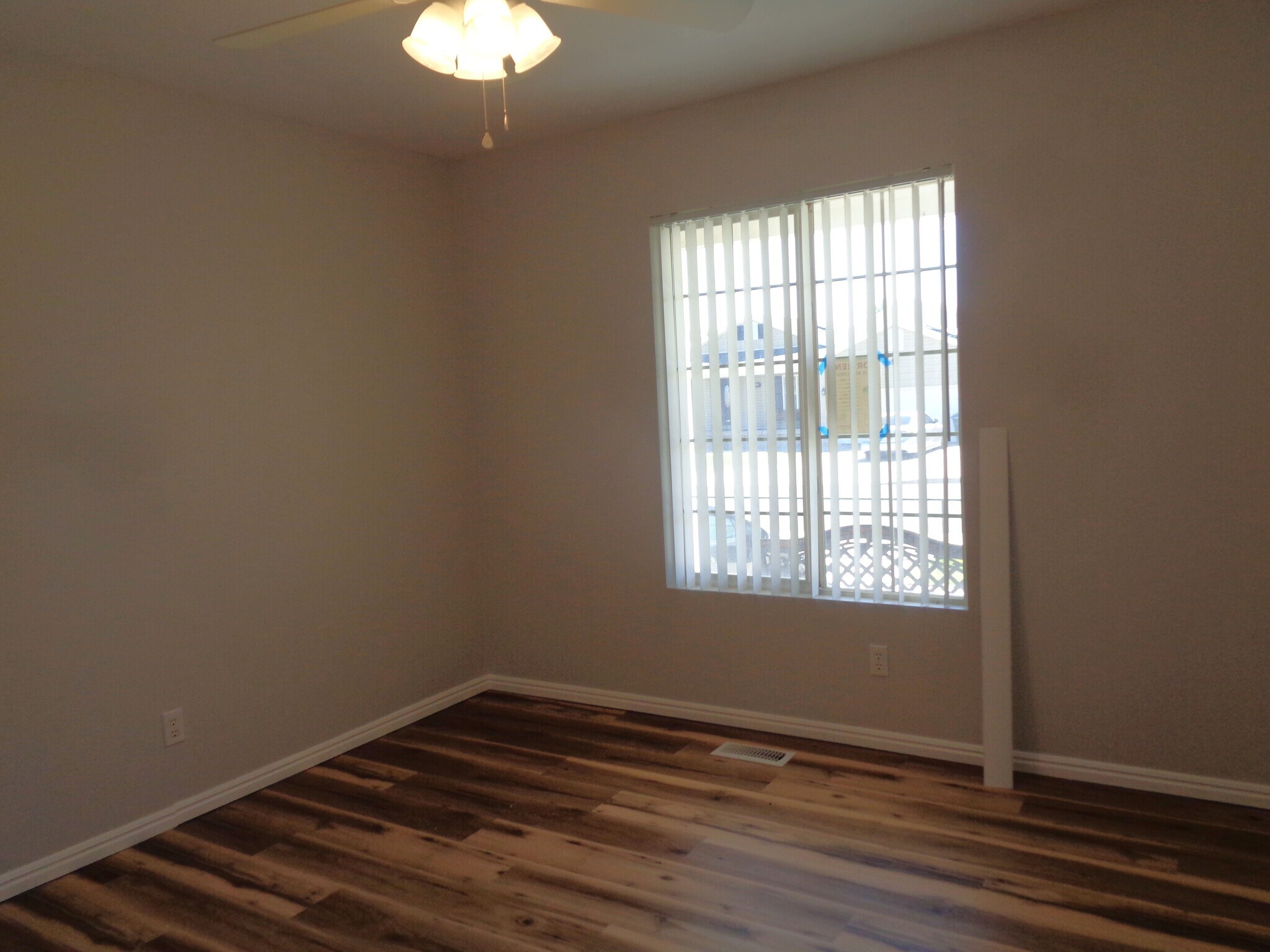 Building Photo - 8816 W Florence Dr