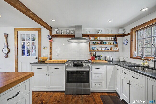 Building Photo - 75 Lake Lillinonah Rd N