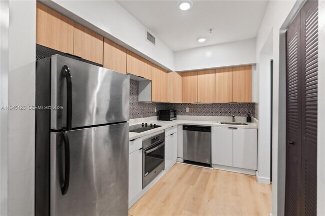 Building Photo - 810 7th St