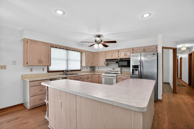 Building Photo - 3523 Hilltop Dr