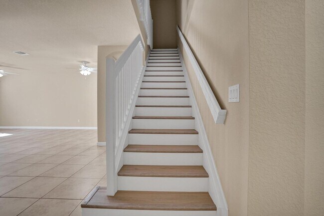 Building Photo - Gorgeous Townhome in Parkland