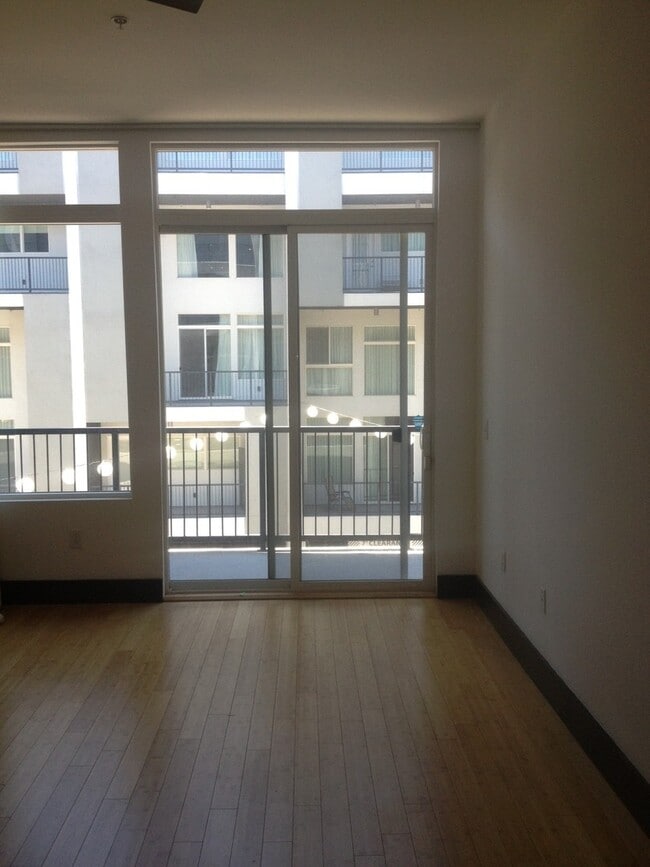 Building Photo - Loft 5 #8 325
