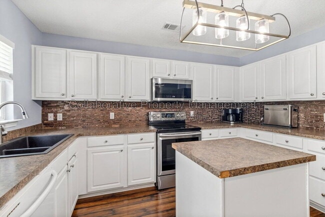 Building Photo - 215 Tigers Paw Dr