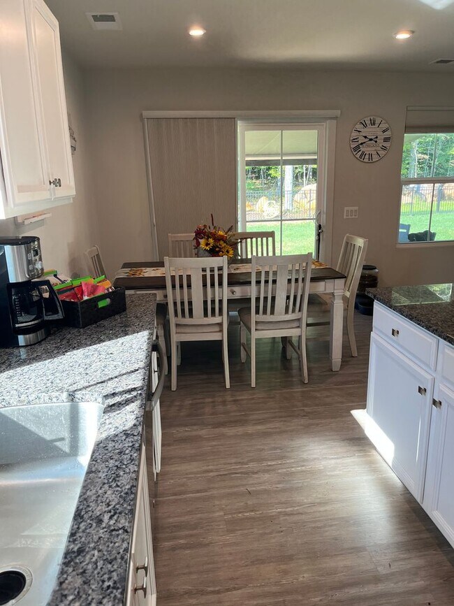 Building Photo - 3 bed 2 bath rental in Village Oaks Subdivision close proximity to Lake Monticello