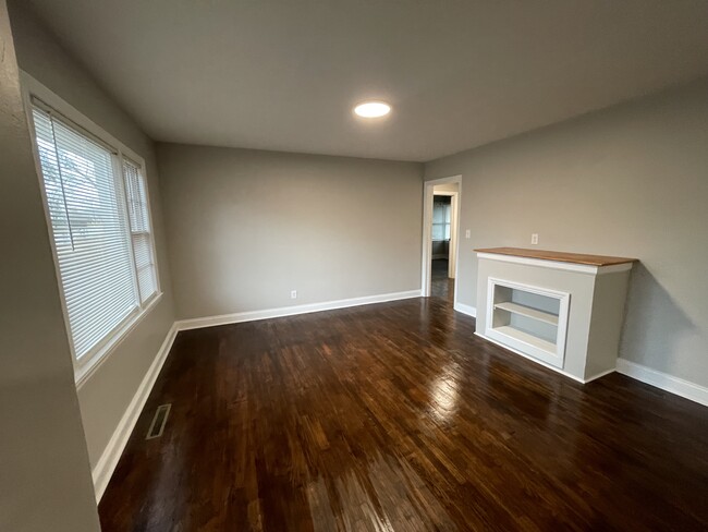 Building Photo - 909 Sandalwood Dr